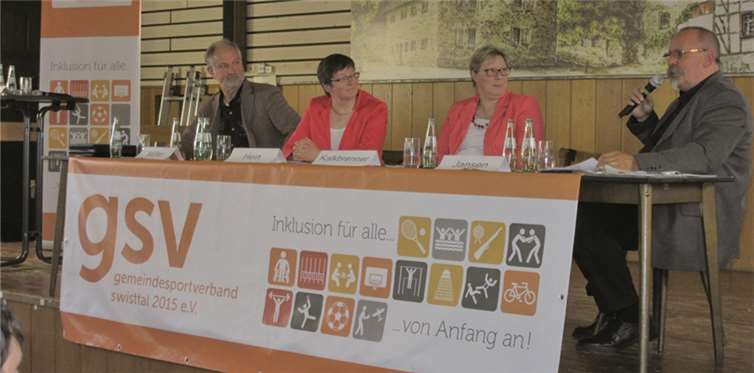 Swisttaler-Bürgermeisterkandidatinnen Gisela Hein und Petra Kalkbrenner (2. und 3. von links) standen Rede und Antwort. privat