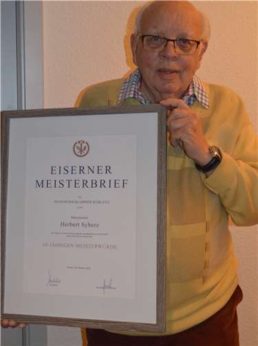Syberz wurde, leider ohne Feier aufgrund von der Corona-Pandemie, von der Handwerkskammer Koblenz mit dem Eisernen Meisterbrief geehrt.Foto: AB