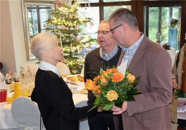 Sybilla Beitzel, von allen nur liebevoll „Oma Billa“ genannt, empfing unter anderem zu ihrem 90. Geburtstag Jürgen Sausen und Rainer Bell als Abordnung des SC Bad Bodendorf. privat