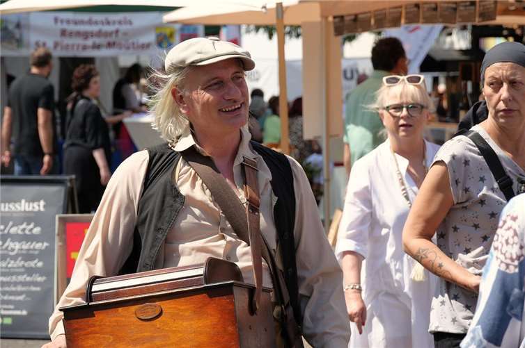 Sylvain Pesenti zog mit seiner tragbaren Drehorgel über den Markt und erfreute die Besucher mit französischen Chansons.Fotos: FF