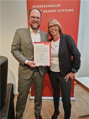 Sylvia Gruber (r.) und Scott H. Krause nach der Unterzeichnung des Vertrages über die künftige Zusammenarbeit zwischen Stefan-Andres-Schule und Willy-Brandt-Forum.Fotos: AWi