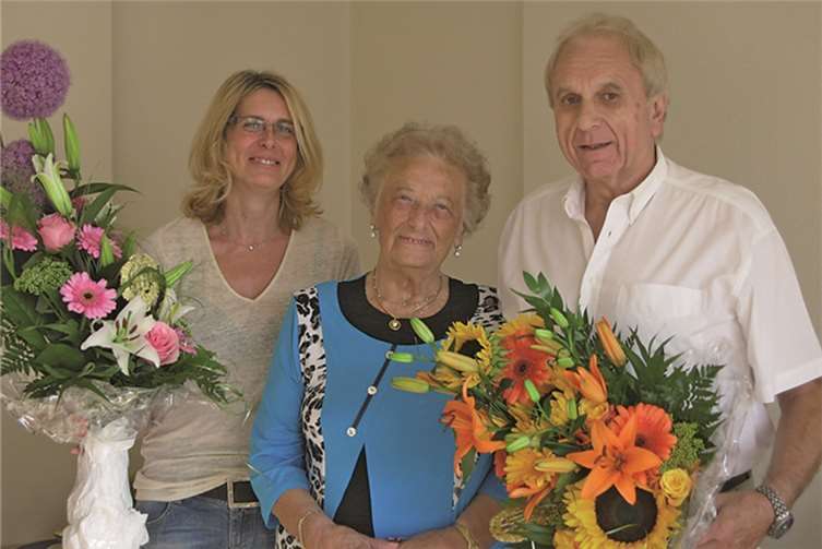 Sylvia Krechel und Frank Sawitzke vom SKM-Andernach gratulieren der Jubilarin. privat