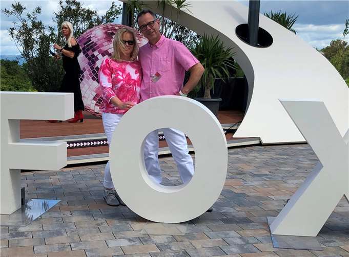 Sylvia und Peter Wihl auf dem Gelände des ZDF-Fernsehgarten. Foto: privat