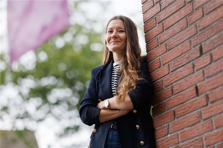 Sylvia vom Holt vor der Evangelischen Kirche Wirges. Foto: Peter Bongard