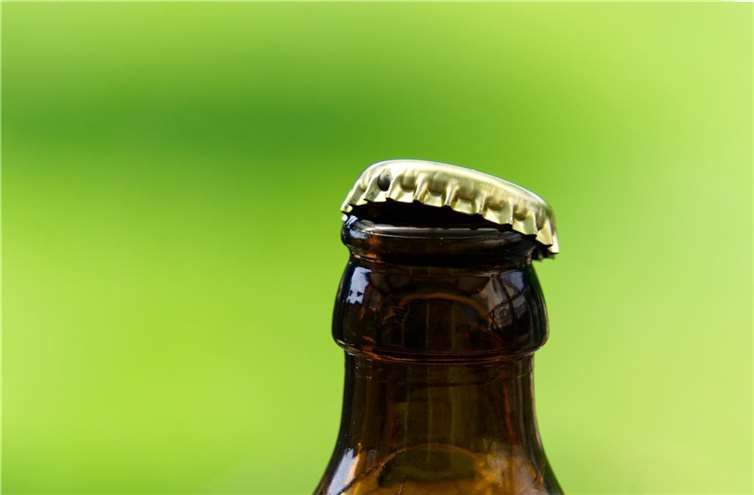 Bierflasche an den Kopf geworfen Symbobild. Quelle: pixabay.com