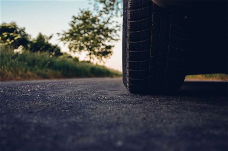 Zerstochene Reifen an einem PKW Symbolbid. Foto: Pixabay