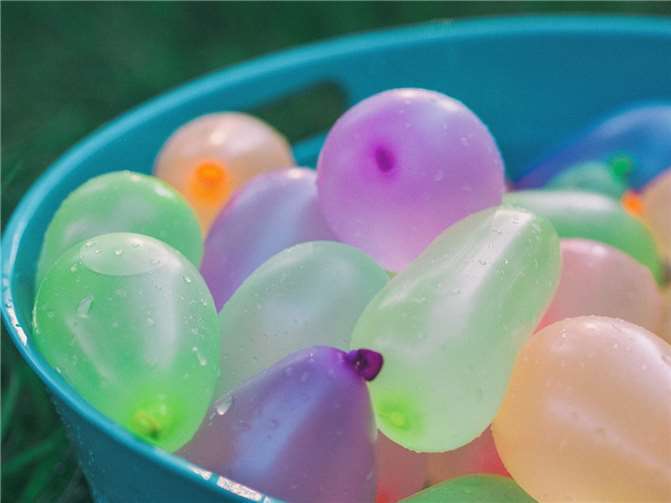 Streit in Altenkirchen: Männer werfen mit Wasserballons um sich Symbolbild Foto: