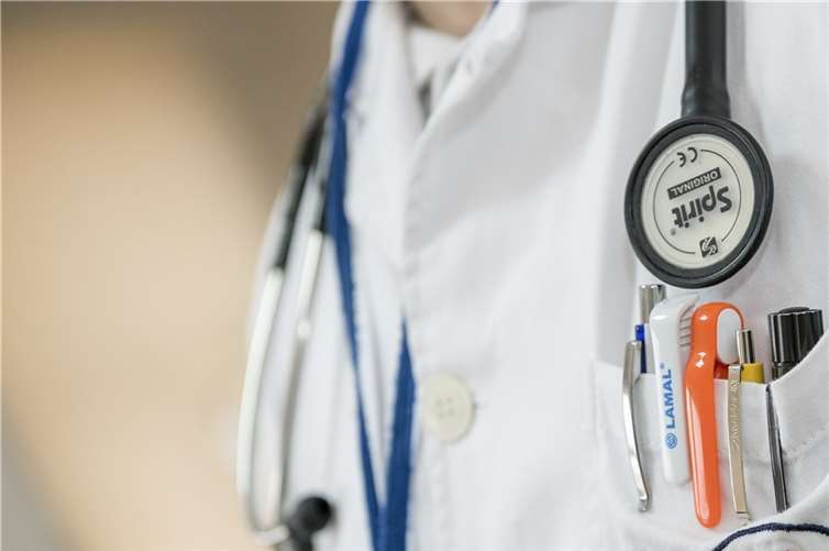 Durch Scheibe gefallen: Patient randaliert Symbolbild. Foto: DarkoStojanovic/Pixabay