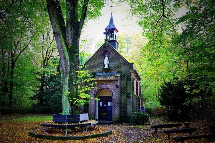 Bleiglasscheiben der Kapelle an der Heckenmühle eingeworfen Symbolbild. Foto: Pixabay