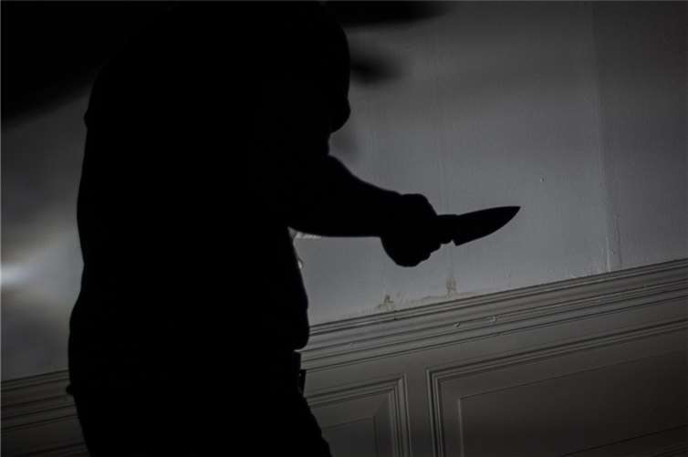 Unbekannter sticht mit Messer auf 18-Jährigen ein Symbolbild. Foto: Pixabay