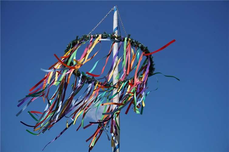 Abgesägter Maibaum kippt auf Festzelt Symbolbild. Foto: Pixabay