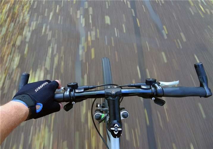 Bad Hönningen: E-Bike-Fahrer schlägt Spaziergänger mit Hund Symbolbild. Foto: Pixabay