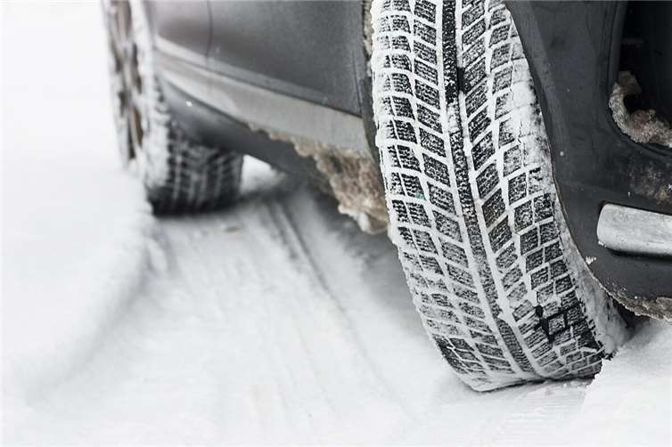 Schneeglätte: E-Auto mit Sommerreifen landet im Graben Symbolbild. Foto: Pixabay