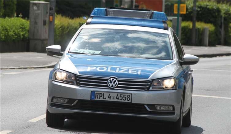 Bonn: Mercedes kollidiert mit Straßenlaterne Symbolbild. Foto: Pixabay.com