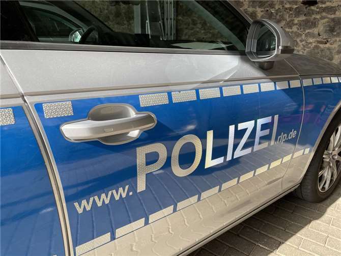 30.06.: A 48 bei Koblenz: Schwerer Unfall mit sechs Autos und Sattelzug Symbolbild. Foto: ROB