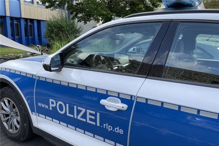 28.07.:Fahrerflucht nach Kollision mit Schutzplanke in Niederbreitbach Symbolbild Foto: ROB