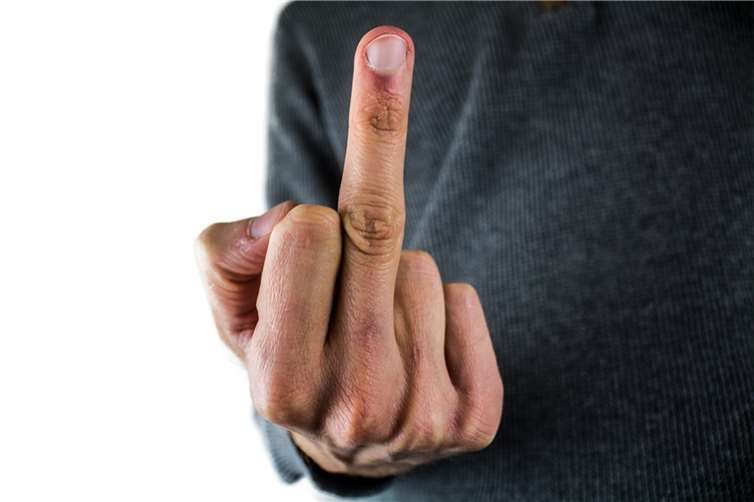 Verkehrswidrig überholt und Mittelfinger gezeigt Symbolbild. Foto: pixabay.com