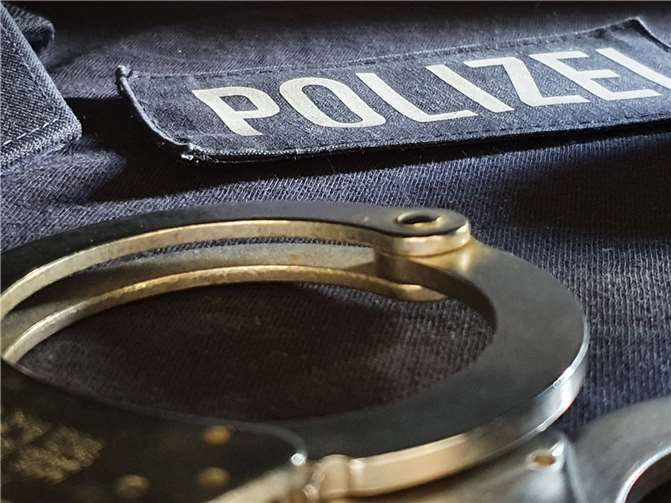 Mit Pistole bewaffneter Täter überfällt Postfiliale Symbolbild. Foto: pixabay.com