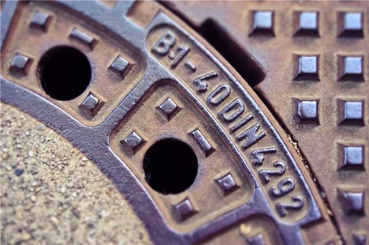 Herausgehobene Gullydeckel führen zu zwei Unfällen Symbolbild. Foto: pixabay.com