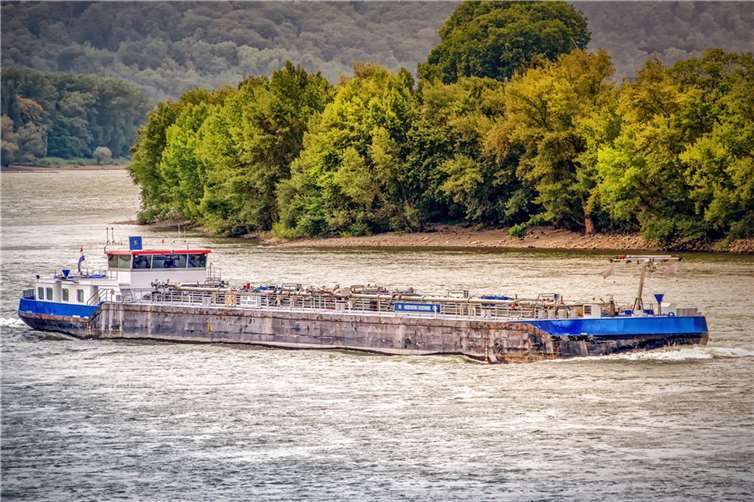 Rhein bei Spay: Mit Dieselöl beladenes Schiff läuft auf Grund auf Symbolbild. Foto: pixabay.com