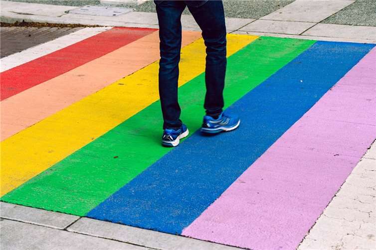 Bonn: Regenbogen-Zebrastreifen mit schwarz-rot-goldenen Folien überklebt Symbolbild. Foto: pixabay.com