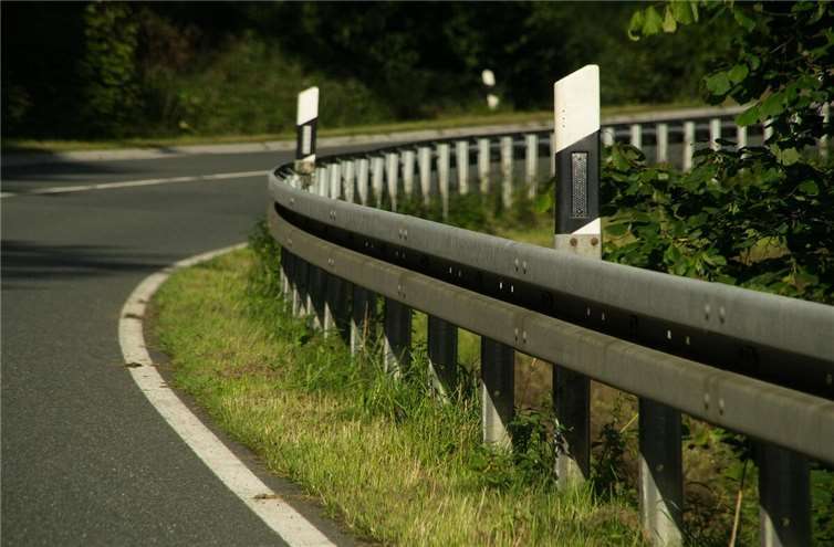 PKW kollidiert nach Ausweichmanöver mit Leitplanke Symbolbild. Foto: pixabay.com