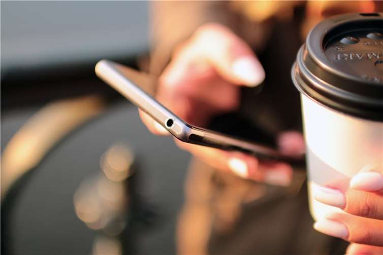Koblenz: „Selfie“-Bußgeld für Autofahrerin Symbolbild. Foto:pixabay.com
