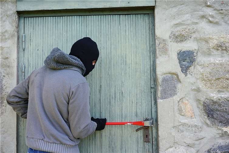 In Waldhütte und Container eingerochen - Zeugen gesucht Symbolbild: Pixaby