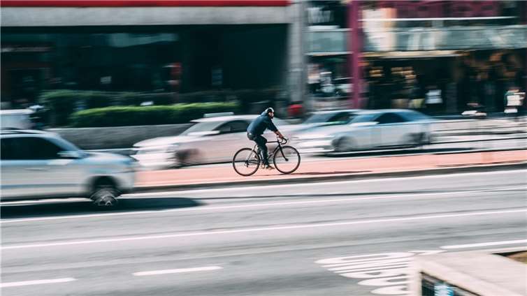 Radfahrer mit ausreichend Abstand überholen Symbolbild Quelle: pixabay.com