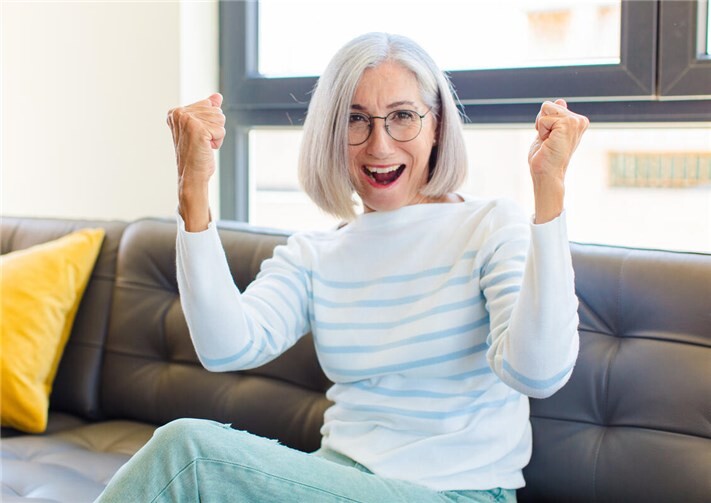 Symbolbild einer glücklichen Gewinnerin bei der Deutschen Fernsehlotterie.