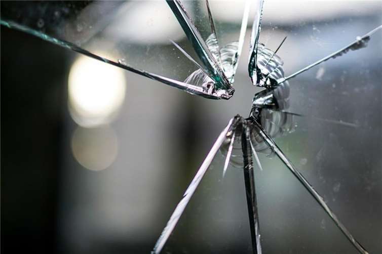 Fensterscheibe bei versuchtem Einbruch eingeschlagen Symbolbild.Foto: Pixabay
