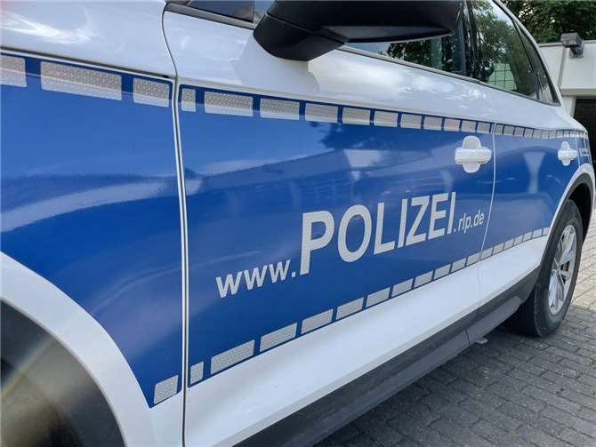 22.04.: Riskantes Überholmanöver führt zu Unfall - Fahrer flüchtet Symbolbild.Foto: ROB