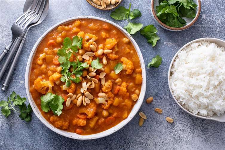 Herzhaftes Kichererbsencurry mit Blumenkohl und Möhren Symbolbild.Foto: fahrwasser - Adobe Stock