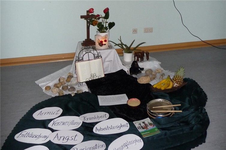 Symbolik und Gemeinschaft: Steine des Lebens beim Weltgebetstag.