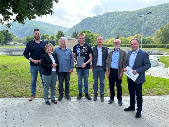 Symbolisch für die Digitalisierung wurde Abwassermeister Alexander Groß ein iPad überreicht, mit dem nun viele Prozesse der Anlage steuerbar sind.  Foto: Mira Bind / Stadtverwaltung Lahnstein