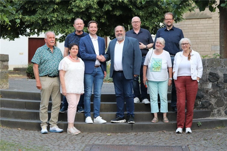 Symbolisch für die enge Zusammenarbeit zwischen Ortsgemeinde und Verbandsgemeinde: Andreas Schwager (Mitte), Bürgermeisterkandidat der CDU Erpel, und Korbinian Wester, CDU-Kandidat für das Amt des Bürgermeisters der Verbandsgemeinde Unkel, wollen viele Herausforderungen künftig Hand in Hand angehen.