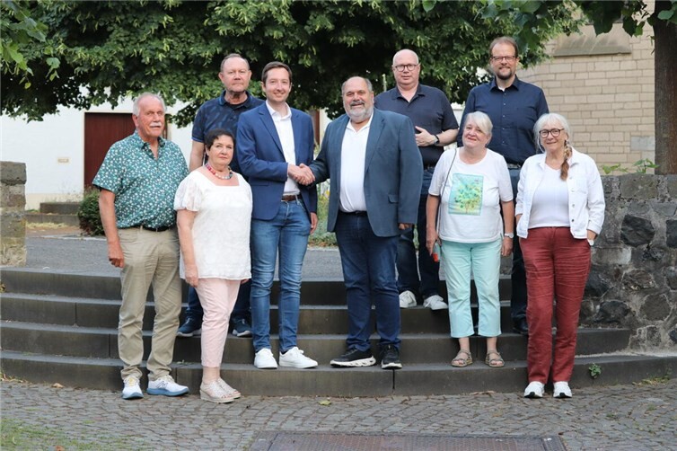 Symbolisch für die enge Zusammenarbeit zwischen Ortsgemeinde und Verbandsgemeinde: Andreas Schwager (Mitte), Bürgermeisterkandidat der CDU Erpel, und Korbinian Wester, CDU-Kandidat für das Amt des Bürgermeisters der Verbandsgemeinde Unkel, wollen viele Herausforderungen künftig Hand in Hand angehen.