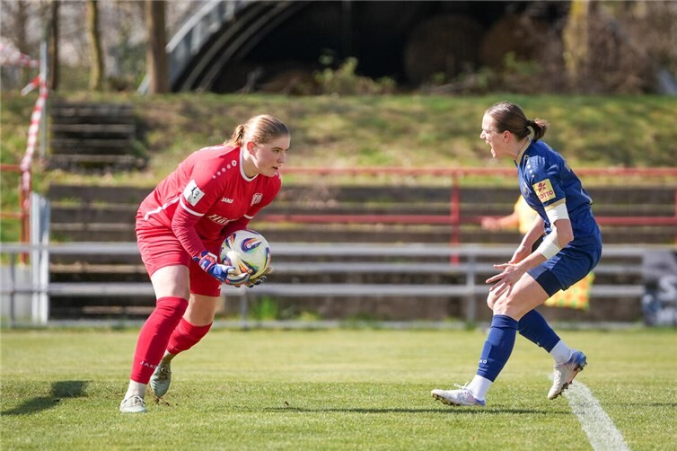 Symbolisch für einen glücklosen Nachmittag: Die Meppener Torhüterin Isabel Rutishauser fängt den Ball sicher ab, während sich Andernachs Vanessa Zilligen sichtlich über die vergebene Chance ärgert.Foto: SG 99 Andernach / Tobias Jenatschek