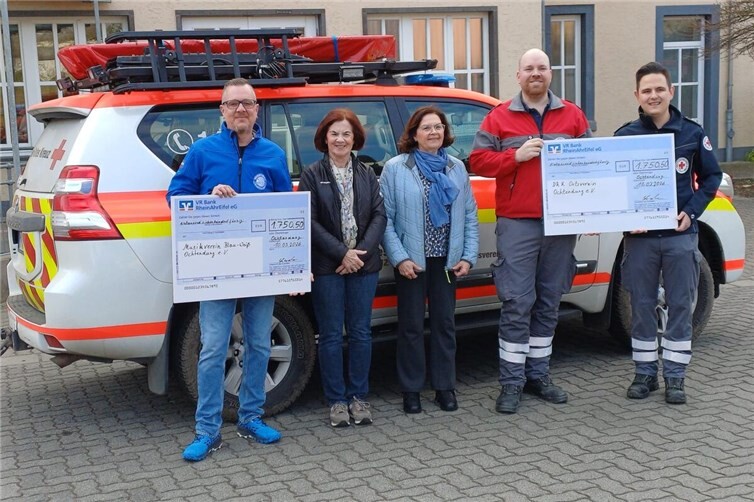 Symbolisch konnten die Spenden an das DRK Ochtendung und den Musikverein Blau-Weiß Ochtendung übergeben werden.
