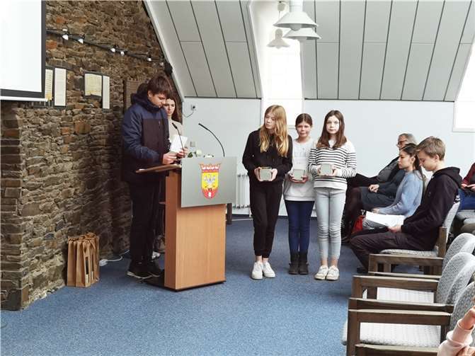 Weitere Stolpersteine für Sinzig und die Ortsteile Symbolisch legten Sinziger Schülerinnen und Schüler die neuen Stolpersteine im Sitzungssaal des Rathauses nieder. Fotos: BL