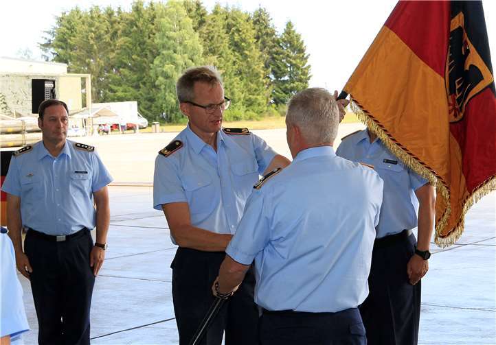 Symbolisch übergab Brigadegeneral Dr. Jan Kuebart das Kommando des Taktischen Luftwaffengeschwader 33 an Oberstleutnant Thomas Schneider mit der Übergabe der Truppenfahne.