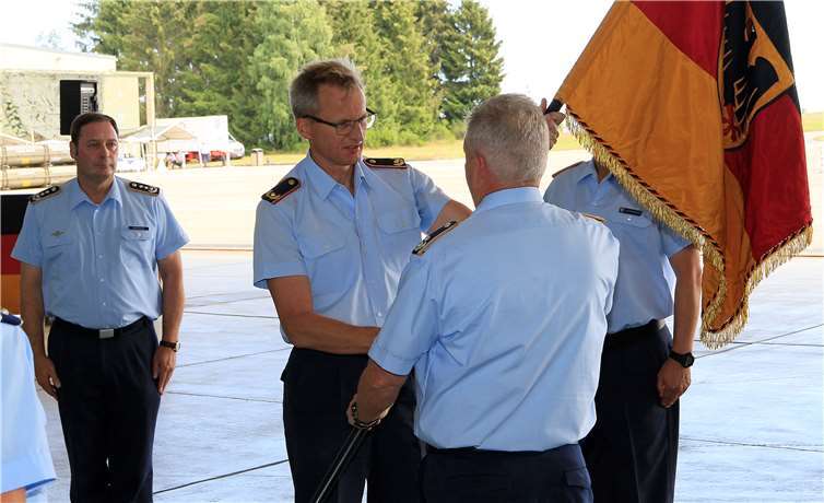 Symbolisch übergab Brigadegeneral Dr. Jan Kuebart das Kommando des Taktischen Luftwaffengeschwader 33 an Oberstleutnant Thomas Schneider mit der Übergabe der Truppenfahne.