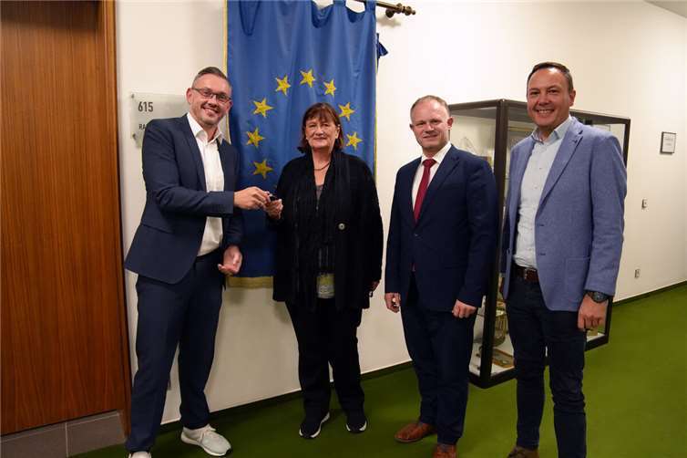 Symbolisch übergab Siegesmund Kunke, Marketingleiter und Projektleiter Sharing der SWN, den Schlüssel zum Bürgerbus an Mit-Initiatorin Brigitte Neumann. Oberbürgermeister Jan Einig und David Meurer, Geschäftsführer der GSG, wünschten allzeit gute Fahrt.