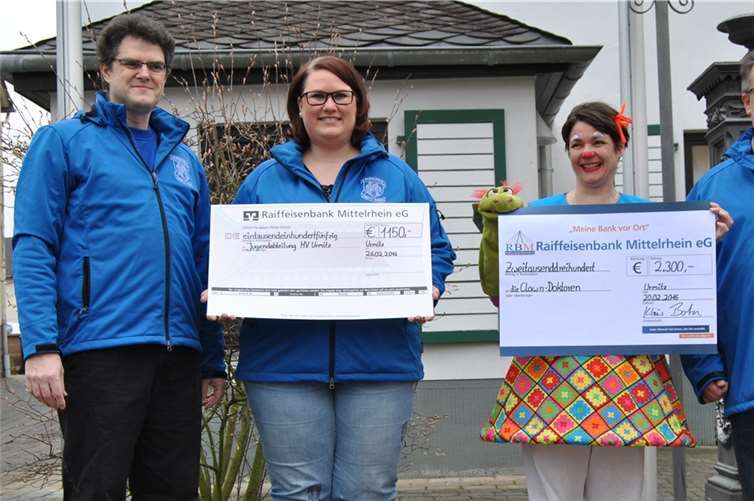Symbolisch wurde die Überweisung dokumentiert. Für die Clown-Doktoren anwesend war „Dr. Bim-Bam-Bine“ und für die Jugendabteilung des MVU Antje Raczkowiak.privat