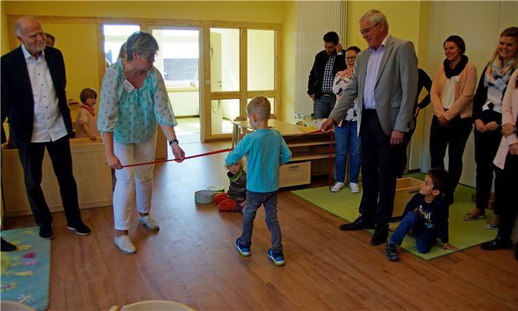 Symbolisch wurde die zweite Gruppe der Kita Pusteblume von Finn durch das Durchschneiden eines roten Bandes eröffnet. Fotos: MIH
