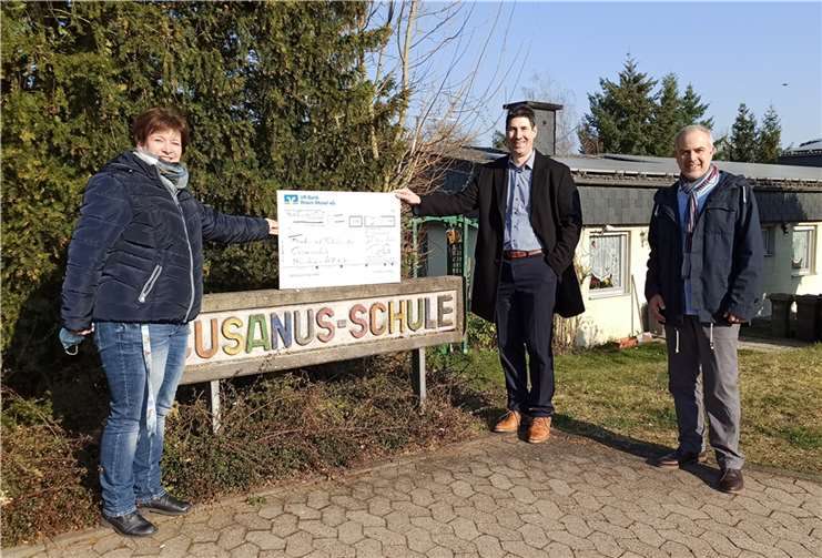 Symbolisch wurde ein Scheck über 250 Euro übergeben.  Foto: privat