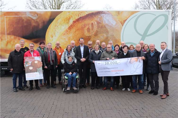 Symbolisch wurde ein riesiger Spendenscheck überreicht. Fotos: Lohners