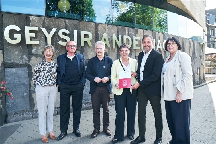 Symbolische Bescheidübergabe an Geysir Andernach gGmbH am 8. Mai 2026 (v.l.n.r.: Beigeordnete Hildegard Zschiesche, Kreisbeigeordneter Achim Hütten, Geschäftsführer der Geysir Andernach gGmbH Christian Heller, Staatssekretärin Petra Dick-Walther, Oberbürgermeister Christian Greiner, Anette Moesa).Foto: Jan Bernstädt