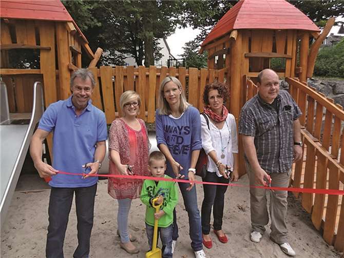 Symbolische Einweihung der Kletteranlage: Thomas Schilling, stellv. Leiterin Kita Bullerbü, Verena Schmitt, 1. Vorsitzende Förderverein Kita Bullerbü, Dr. Sabine Bauer, Beate Bastian, Nils Prüfert.privat