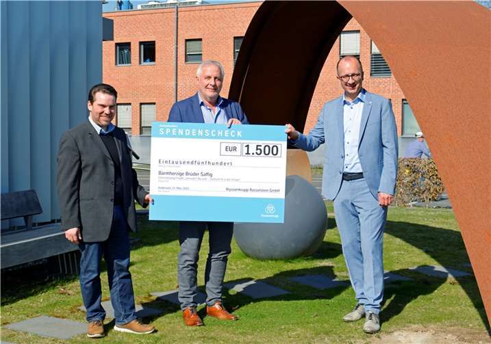 Symbolische Scheckübergabe: Stefan Minning, Wilfried Stenz und Manuel Quint. Foto: thyssenkrupp Rasselstein GmbH